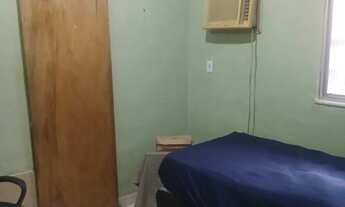 Imagem 2: Vendo uma casa com terraço , piscina e um cômodo no quintal uma quitinete