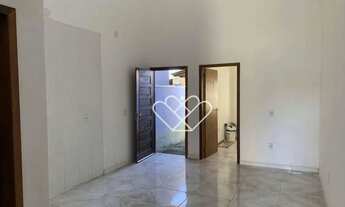 Imagem 2: Encontre o Seu Novo Lar: Casa Aconchegante com Quintal em Bairro Tranquilo