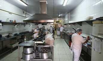 Imagem: Cozinha industrial completa e montada