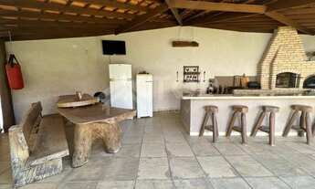 Imagem 7: Casa com quintal amplo e churrasqueira