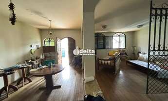 Imagem 6: Casa estilo sobrado com 5 quartos sendo 1 suíte disponível para locação e venda no bairro