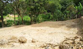 Imagem 6: Meio lote com condomínio em construção