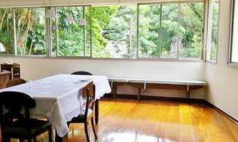 Imagem 2: Janelas incríveis em rua tranquila