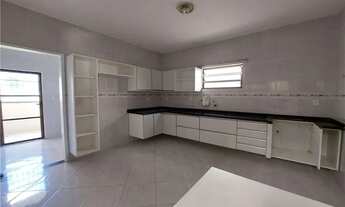 Imagem 3: Casa de condomínio para venda possui 346 metros quadrados com 4 quartos