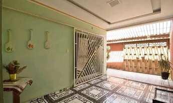 Imagem 2: Casa em rua pública