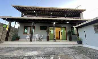 Imagem: Casa com 04 quartos, 02 pavimentos, área