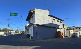 Imagem 4: Casa com dois pavimentos em frente ao portão da UFRB