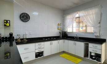 Imagem 2: Casa com 5 quartos, piscina e churrasqueira, em lote de 818 m²