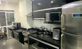 Imagem 2: 2 dormitórios, sendo 1 suíte, 1 banheiro social, sala 2 ambientes, cozinha planejada e áre