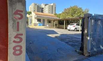 Imagem: Kit net masculino com moveis ao lado da