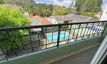 Imagem 15: Casa com 270m2, 3 dormitorios sendo 1 suite, piscina e churrasqueira + 2 vagas de garagem