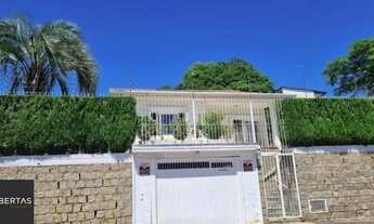 Imagem 4: Casa Espetacular com Vista Deslumbrante, Reformada por Arquiteto de 2 dormitórios, suíte