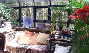 Imagem 2: Iluminada,envidraçada,area de lazer infantil,rodeada de verde!