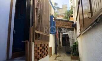 Imagem 2: Casa com 2 dormitórios na Cidade Baixa em Porto Alegre co edicúla nos fundos