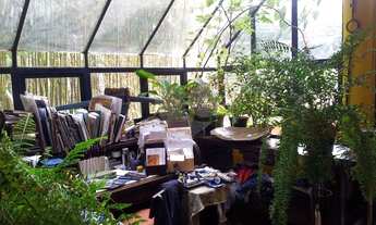 Imagem: Iluminada,envidraçada,area de lazer infantil,rodeada