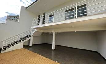 Imagem 3: Belíssima casa de 250m² cm excelente localização, dispondo de ótimo acabamento