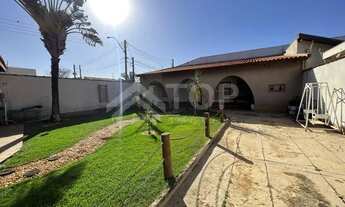 Imagem 2: Casa com quintal amplo e churrasqueira