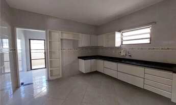 Imagem 6: Casa de condomínio para venda possui 346 metros quadrados com 4 quartos