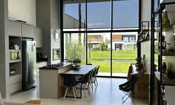 Imagem 6: Casa em condomínio com 3 suítes, churrasqueira, lareira, vagas de garagem - 175m² no bairr