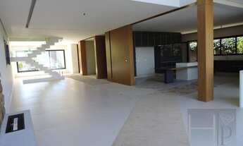 Imagem 4: Residência nova com 700 m² de Área Construída e situada em Terreno de 523 m², na parte mai