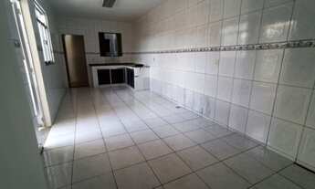 Imagem 4: Alugo apartamento tipo casa térreo, entrada social e serviço, sala com 12m², cozinha bem e