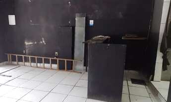 Imagem 7: Loja com banheiro na rua Jaime Figueiredo, rua da caminhada na Parada 40