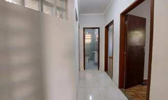 Imagem 4: Casa aconchegante com piscina e grande área verde em condomínio deslumbrante