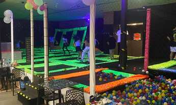 Imagem: Parque de Trampolim em Funcionamento