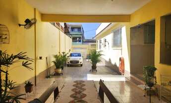 Imagem: Casarão amplo com casa anexa nos fundos