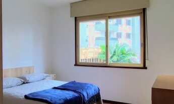 Imagem 4: Apto com 2 dormitórios, garagem, sacada aberta e mobiliado. Na Praia Grande em Torres/RS a