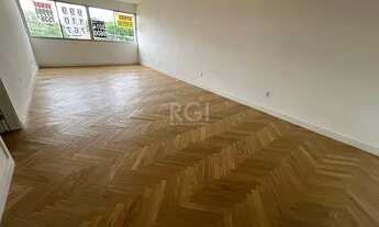 Imagem 2: Apartamento de três dormitórios, suíte e duas vagas de garagem na Rua Ramiro Barcelos, bai