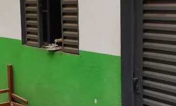 Imagem 3: Alugo casa de fundos 5 comodos , sendo 2qtos,sala ,coz e banheiro.Ao lado da estação feira