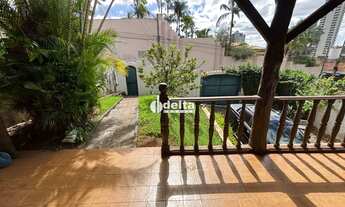 Imagem 3: Casa estilo sobrado com 5 quartos sendo 1 suíte disponível para locação e venda no bairro