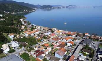 Imagem 4: Amplo Terreno a Venda no Sambaqui com 720m² e Matrícula