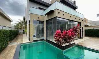 Imagem: Sobrado no condomínio Alto Padrão, com