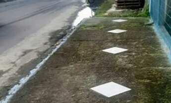 Imagem 4: Casa com amplo terreno em rua asfaltada