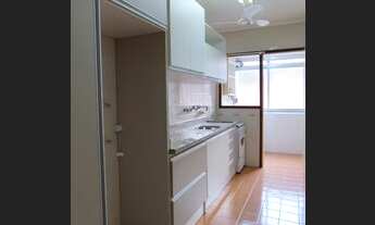 Imagem 6: Apto com 2 dormitórios, garagem, sacada aberta e mobiliado. Na Praia Grande em Torres/RS a