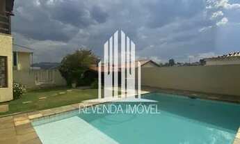 Imagem 2: Casa com 438 metros de area total, 4 dormitórios (1 suíte), 4 vagas e amplo espaço para ár