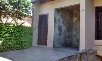 Imagem 2: Casa com 3 dormitórios e amplo pátio com grama