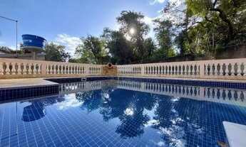 Imagem 5: Casa aconchegante com piscina e grande área verde em condomínio deslumbrante