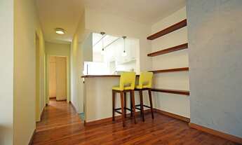 Imagem 4: Apartamento claro, repleto de armários com 2 dormitórios, parcialmente mobiliado