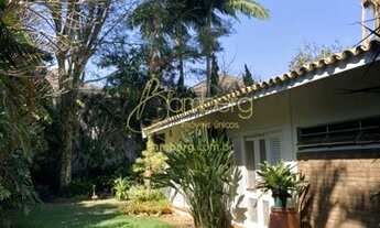 Imagem 2: Casa térrea com um belíssimo jardim , área verde !!