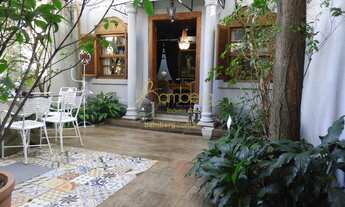 Imagem: Casa com fino acabamento ao lado do parque