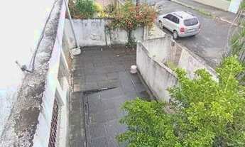 Imagem 6: Estou vendendo as duas casas, térrea e outra no 1° andar. Entradas independentes por um va