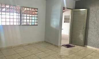 Imagem 3: Casa 2/4 sala e cozinha junto a varanda espaço grande de quintal