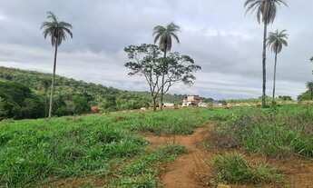 Imagem 5: Chácara com lagoa passando nos fundos