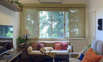 Imagem 2: Apartamento em rua arborizada na Gávea, próximo ao comércio.Amplos quartos.Sala com dois e