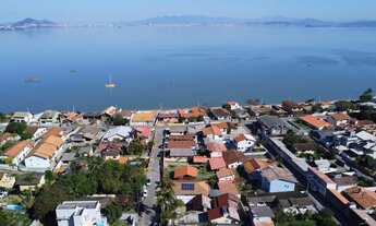 Imagem: Amplo Terreno a Venda no Sambaqui com 720m²