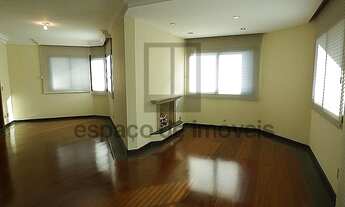 Imagem 4: Cobertura espaçosa em rua tranquila e arborizada