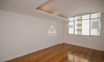 Imagem: Humaitá! Rua tranquila, com guarita e cancela